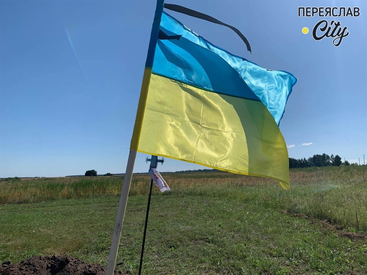 На Циблівському кладовищі замайорів іще один прапор України, як вказівник, що тут спочиває Герой