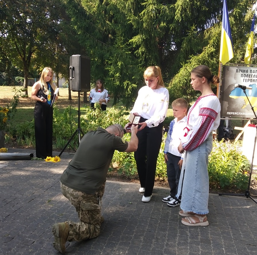 Світлана Пиріг із дітьми отримує нагороду чоловіка