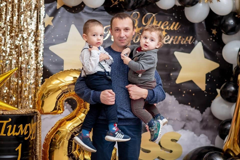 Дмитро Чередніченко з молодшими синами Андрієм та Тимуром