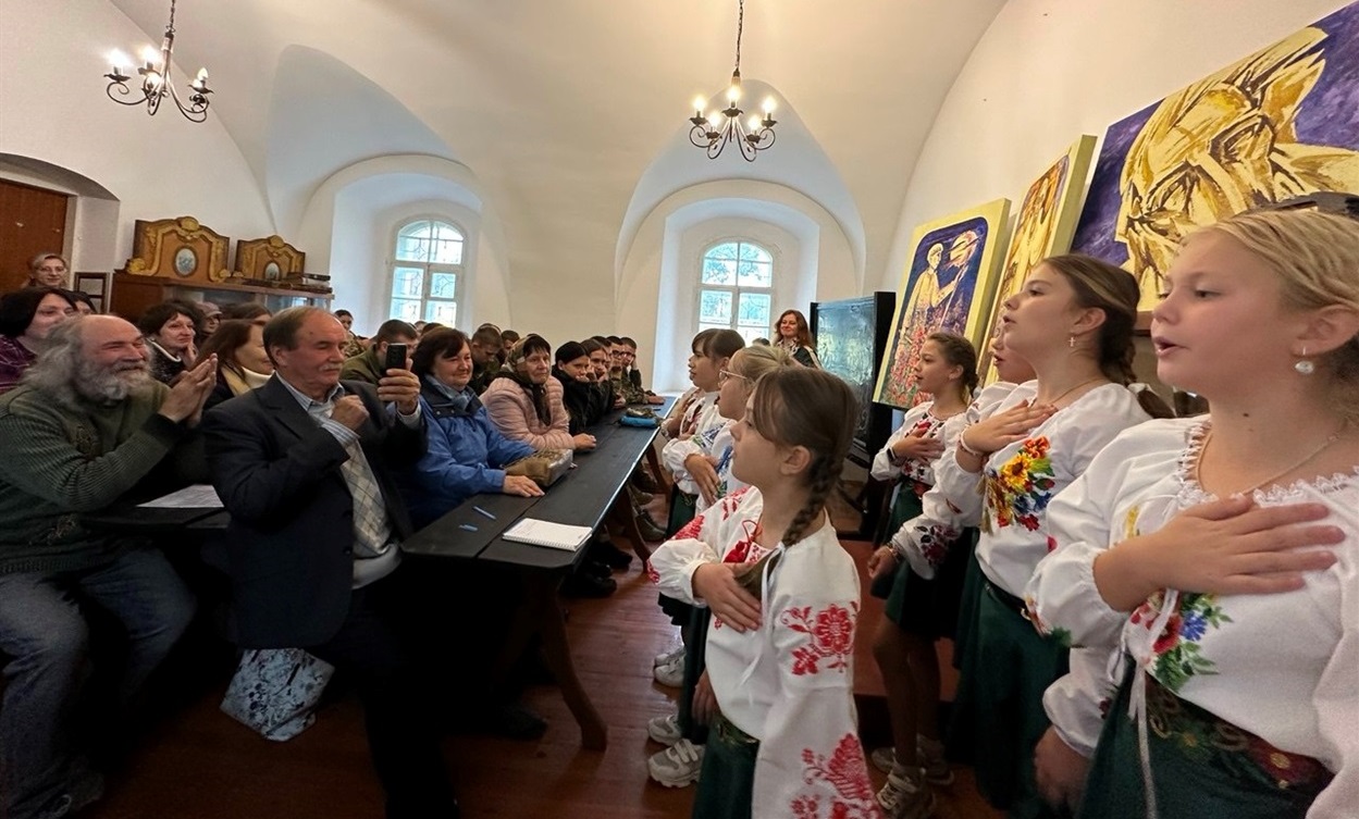 Дві пісні подарували гостям учасниці вокальної студії "Фортуна" під керівництвом Лариси  Дорошенко 