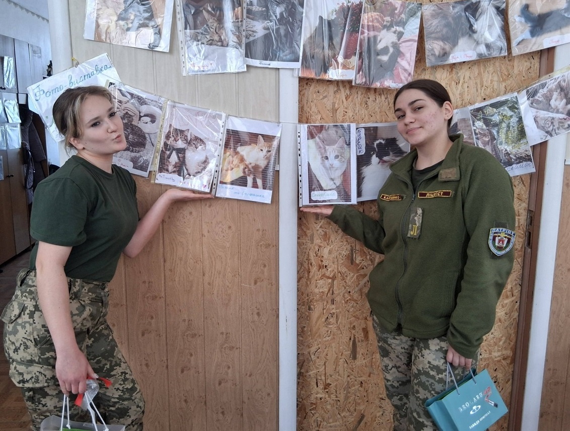 Ліцеїстки поруч з фото своїх  котиків - улюбленців 