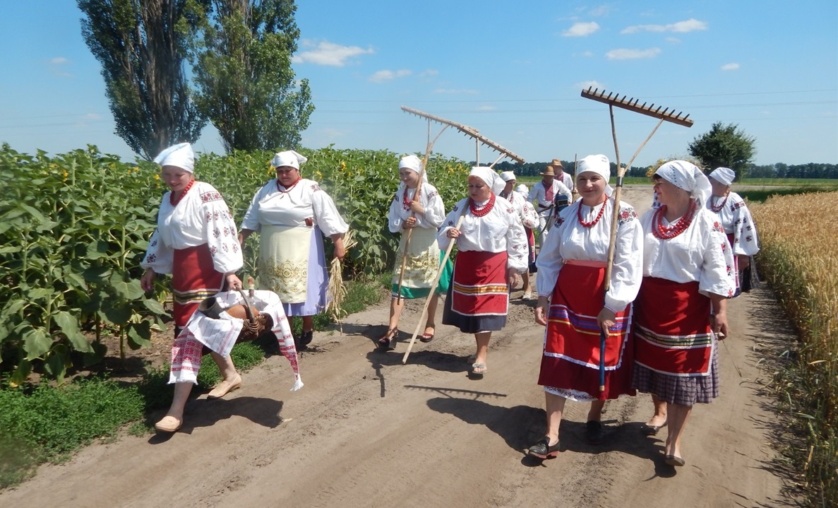 З піснею жінки, вбрані у національний одяг, йшли до лану
