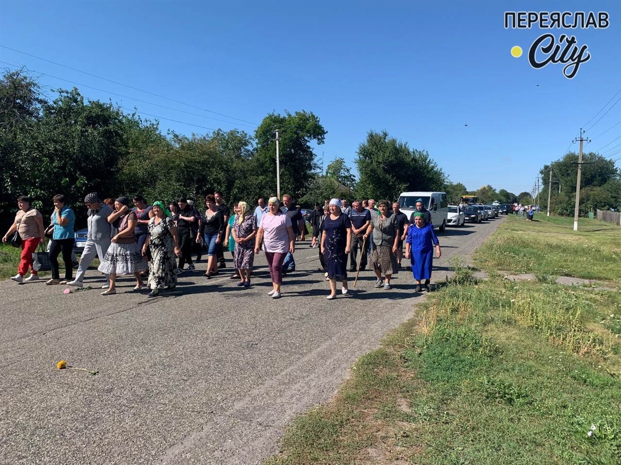 Односельці проводжають загиблого Максима Кузьменка