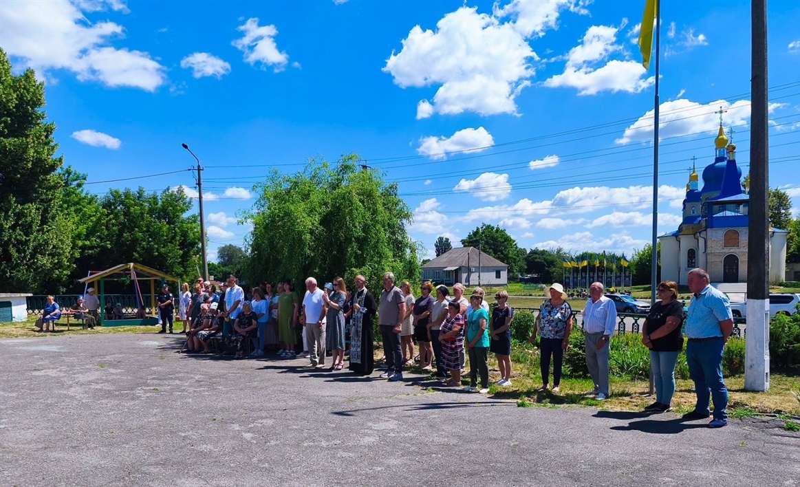 Герою Віктору Лисиці рідні та земляки відкрили меморіальну дошку на школі в рідному селі