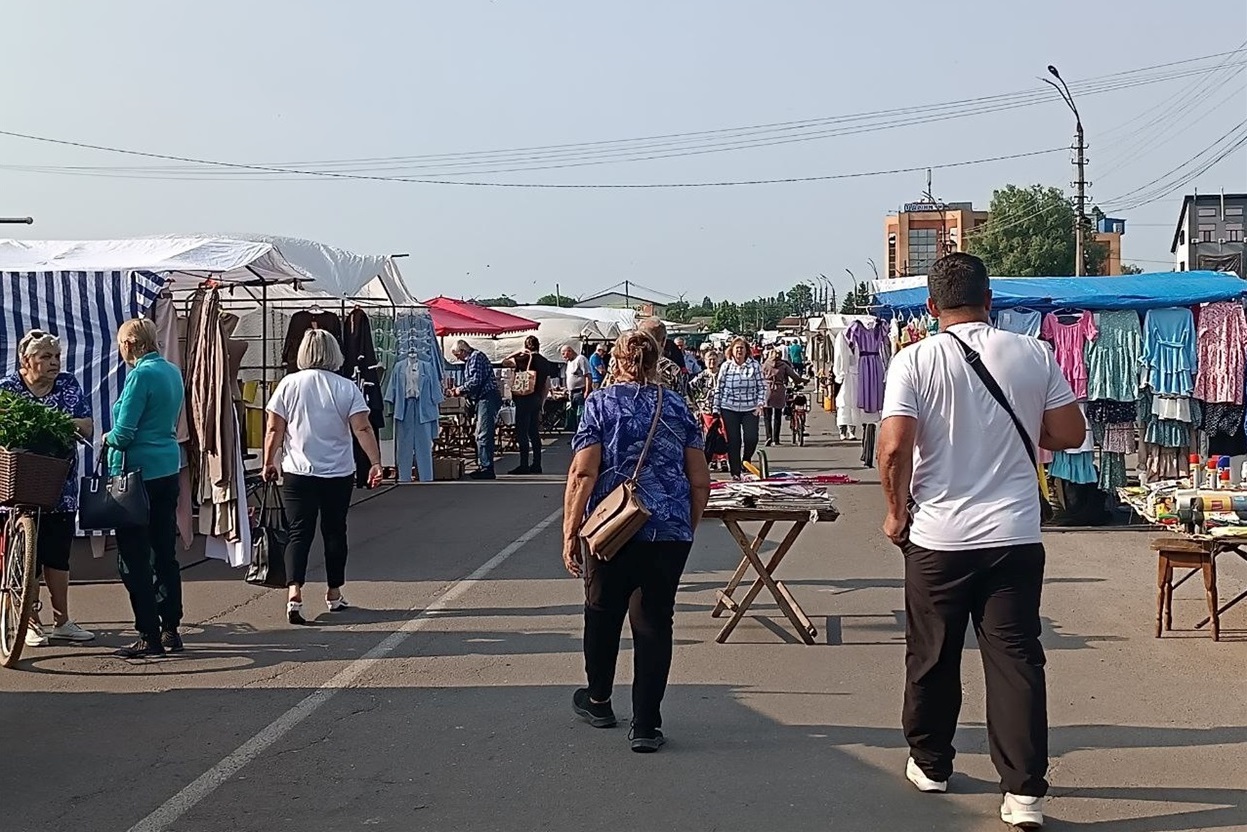 На Шкільній ще традиційний промисловий ярмарок триває, покупці поспішали встигнути до спеки