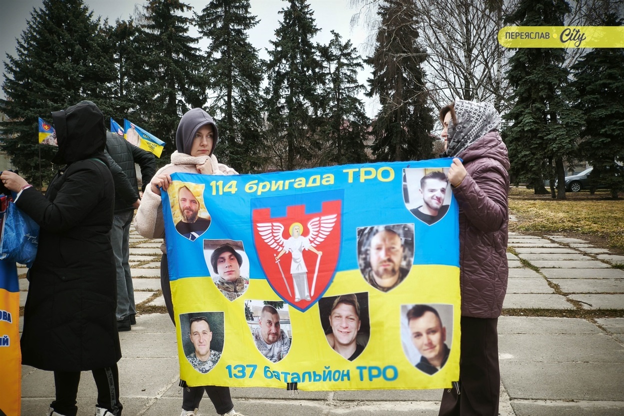 ​ ​​​​Хвилина мовчання та мовчазна акція нагадування родин зниклих безвісти, полонених та загиблих захисників. Переяслав, 21 березня 2026 р.​​​​ ​