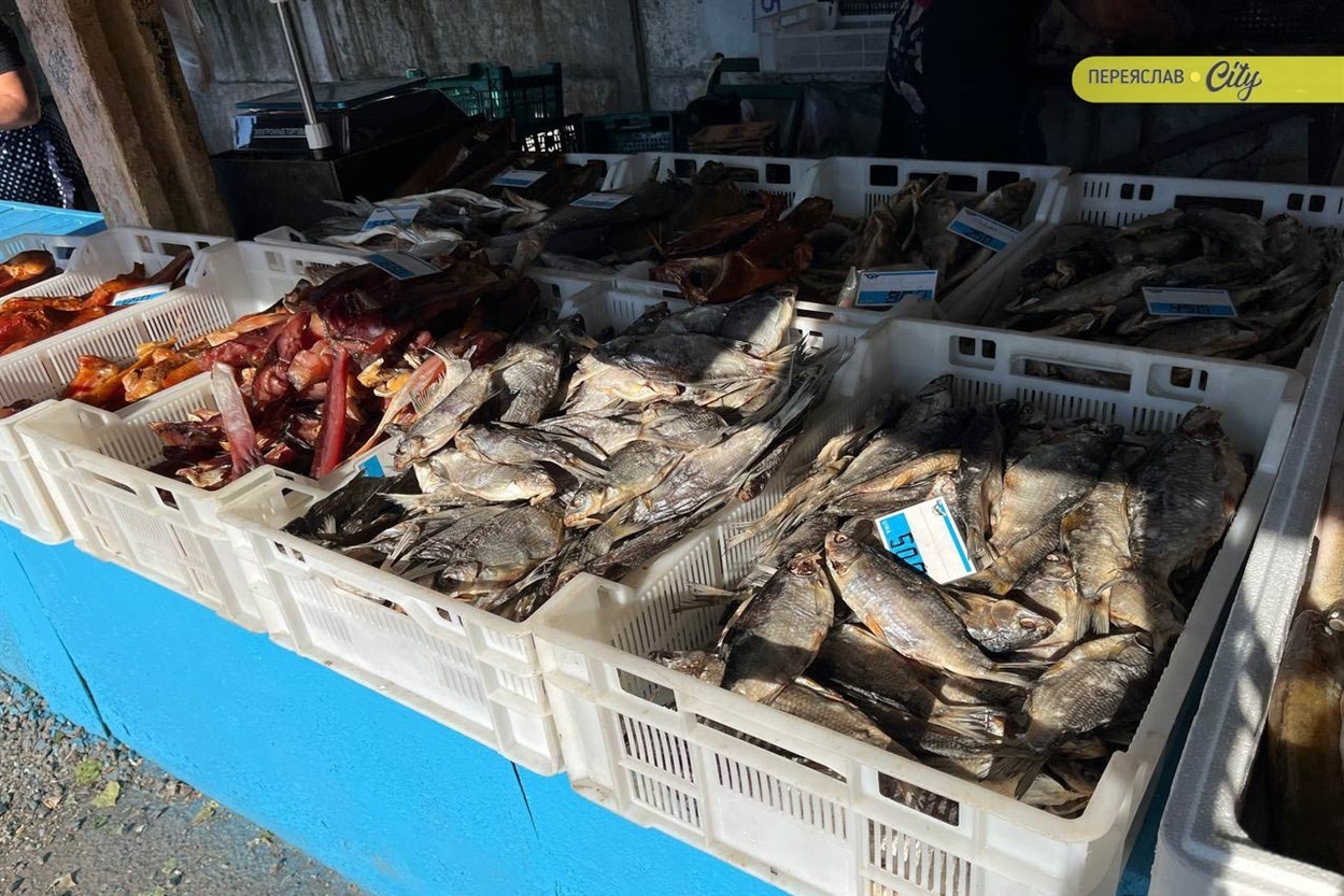 У Переяславі на базарі почали продавати місцеві кавуни по 22 гривні, кукурудзу й дивні огірки