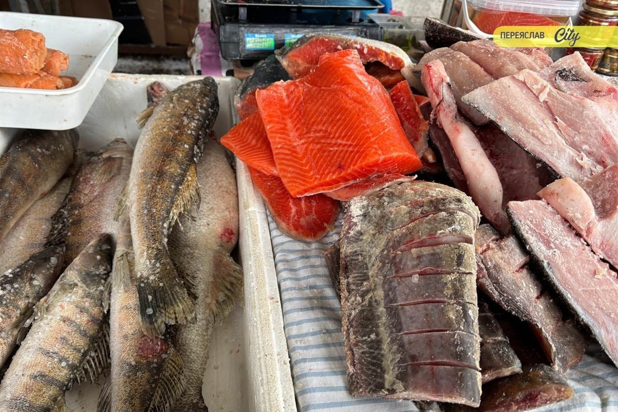 На базарі в Переяславі брали соняшникове насіння для синичок по 200 грн, значно здорожчало молозиво