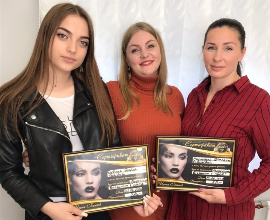 Переяславська візажистка  зі своїми ученицями 