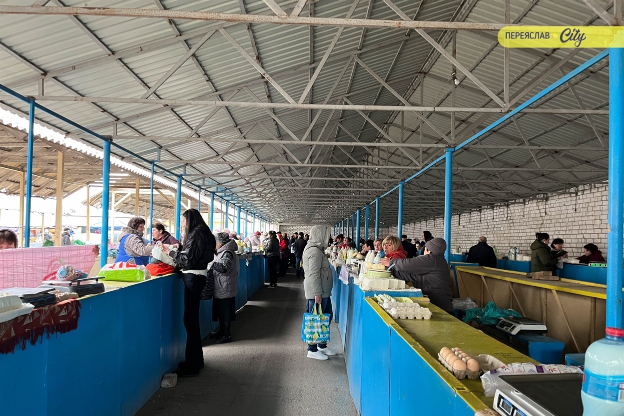 На базарі у Переяславі почали продавати розсаду огірків – по 25 гривень за рослину