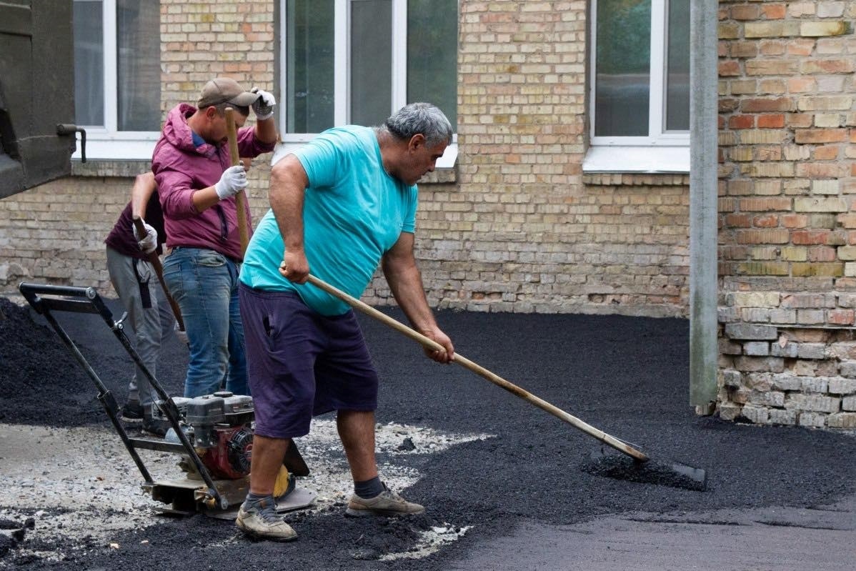 На території Переяславської лікарні почали укладати асфальтне покриття