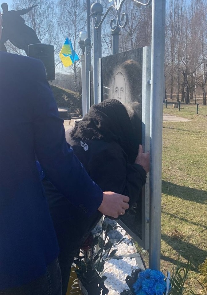 Ольга Рубан цілує портрет свого сина-Героя Василя Рубана