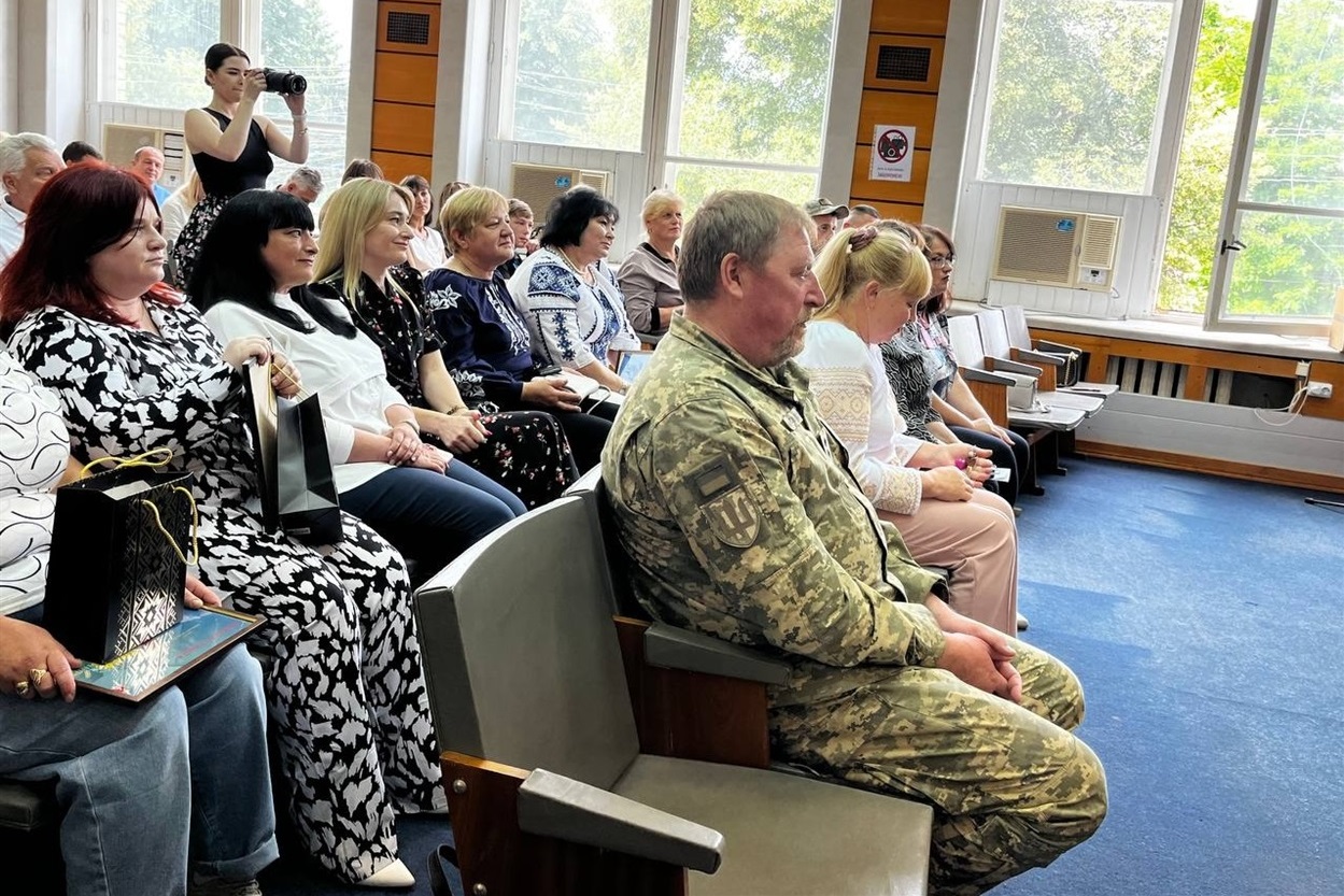 У сесійній залі міськради зібралося більше п'ятьох десятків людей