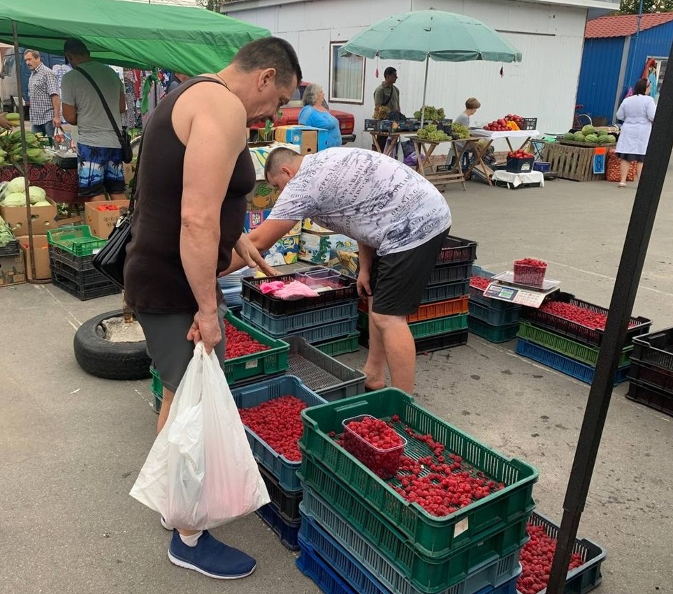Продають на базарі малину і в стаканчиках, і на вагу