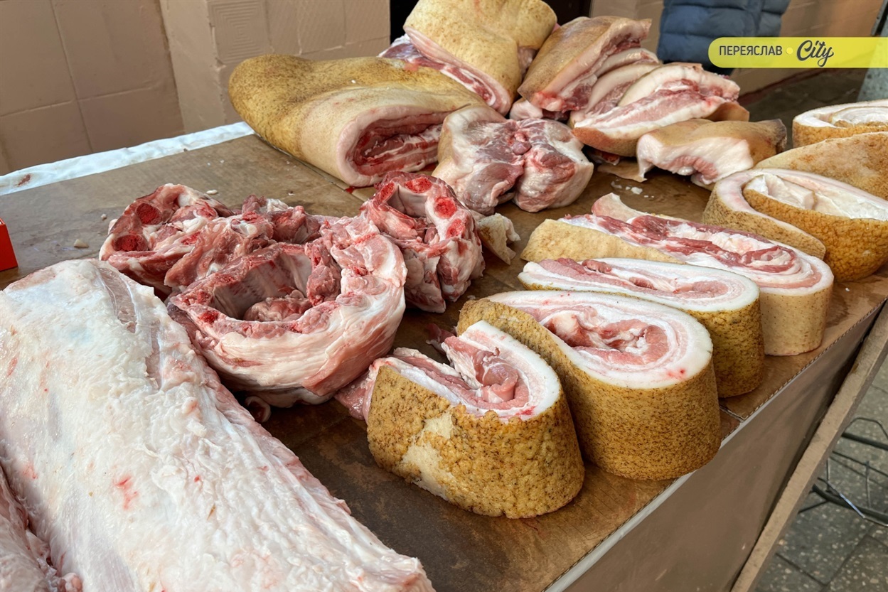 На базарі у Переяславі подорожчала курятина на 20 гривень, а свинячу підчеревину продавали по 380