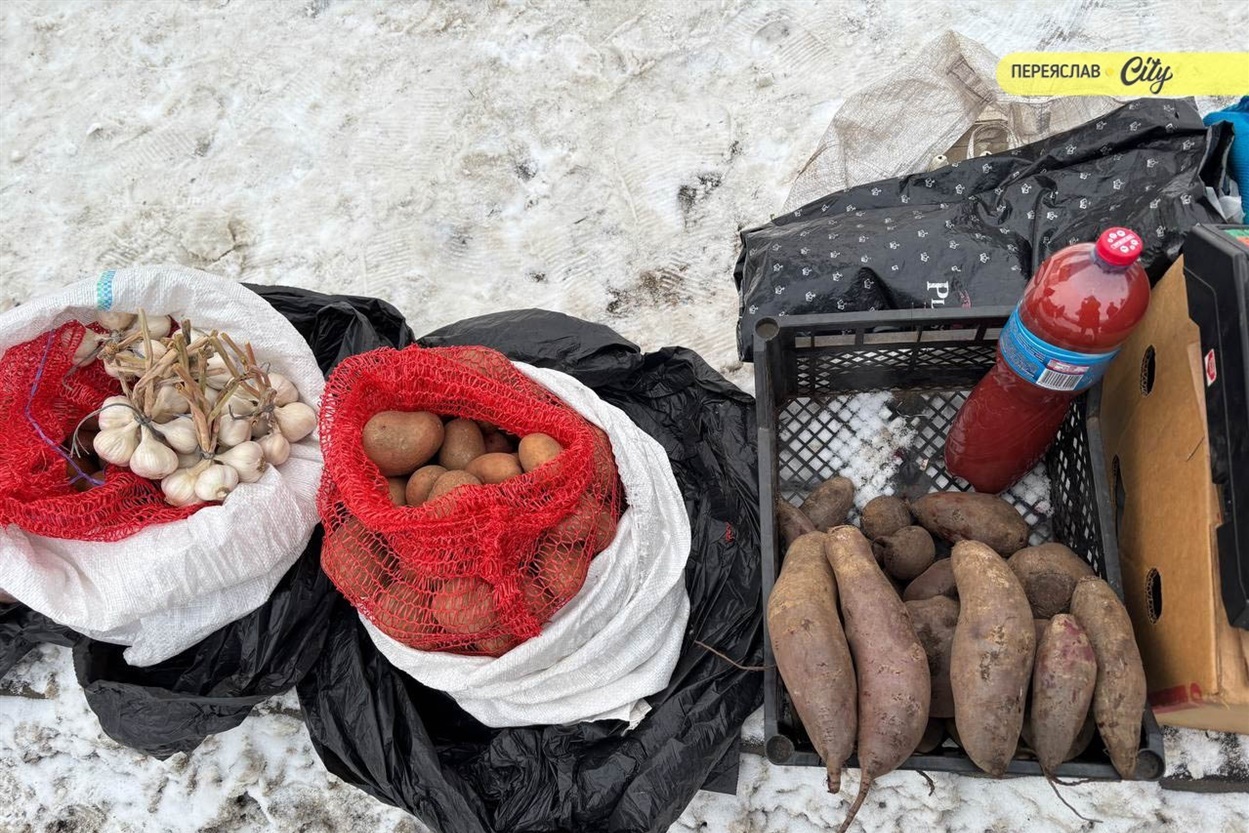 На базарі в Переяславі брали соняшникове насіння для синичок по 200 грн, значно здорожчало молозиво
