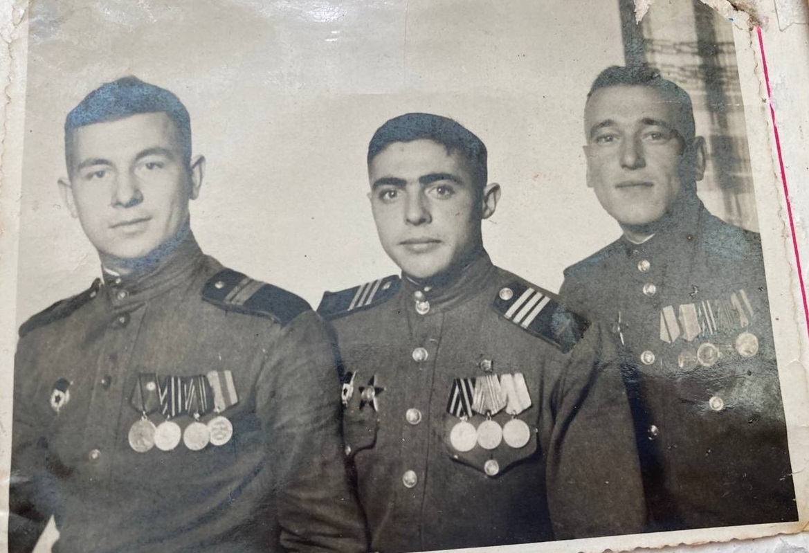 Степан Погорілий (праворуч) з бойовими товаришами