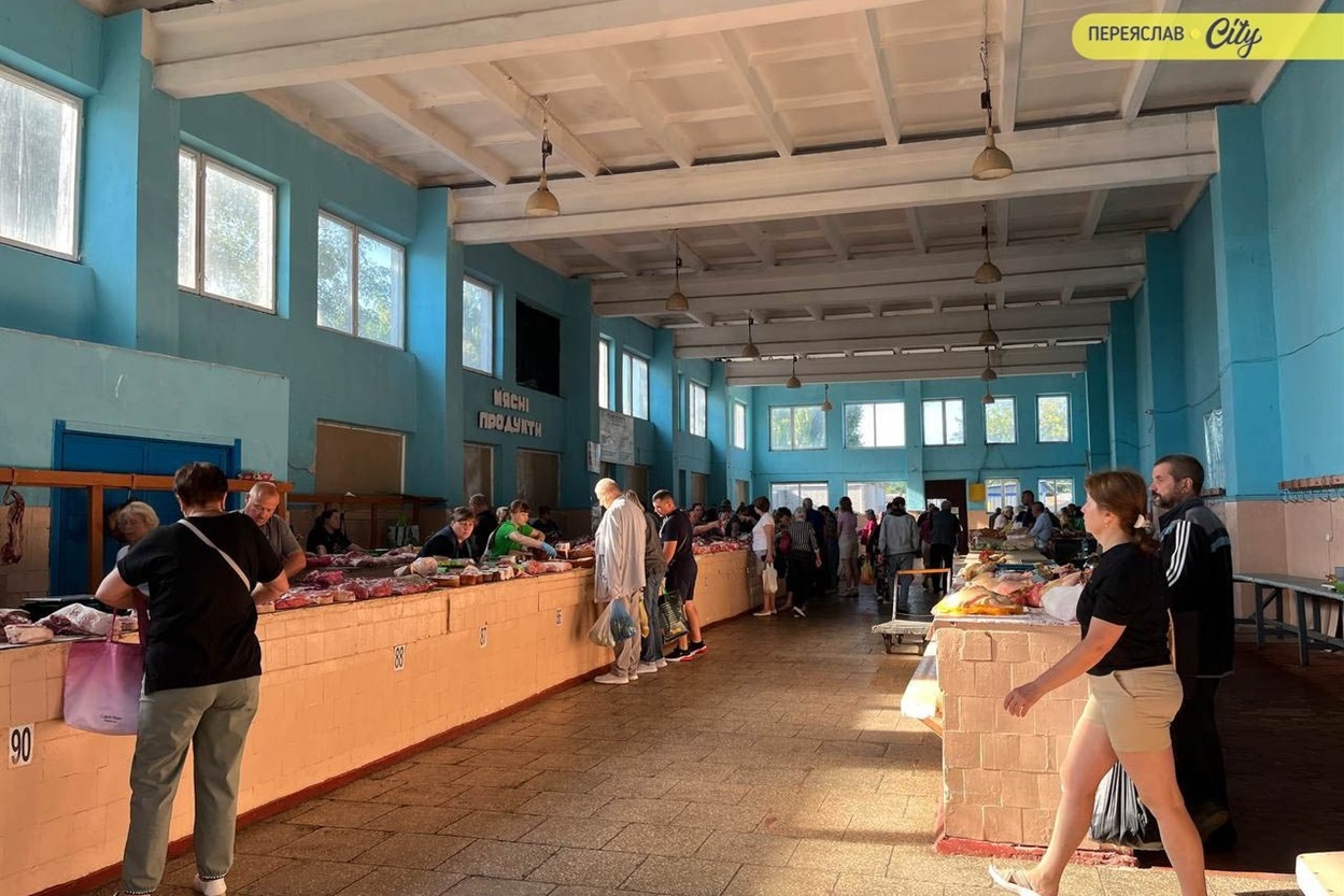 У Переяславі на базарі почали продавати місцеві кавуни по 22 гривні, кукурудзу й дивні огірки