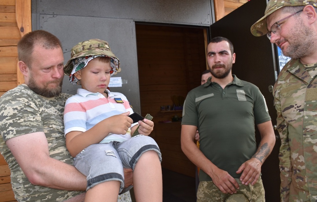 Військові сувеніри малому Андрійку Терещенку від воїнів 