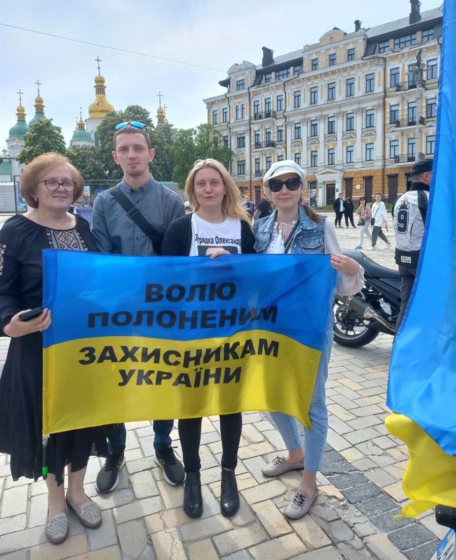 Леся Чеботарьова (перша ліворуч) із сином на мирній акції у Києві. 20 травня 2023 рік