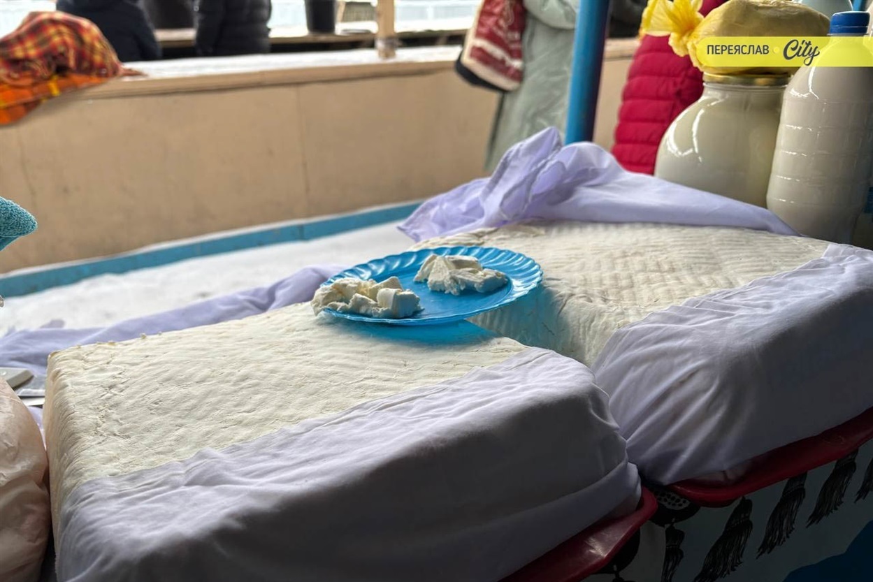 На базарі в Переяславі брали соняшникове насіння для синичок по 200 грн, значно здорожчало молозиво