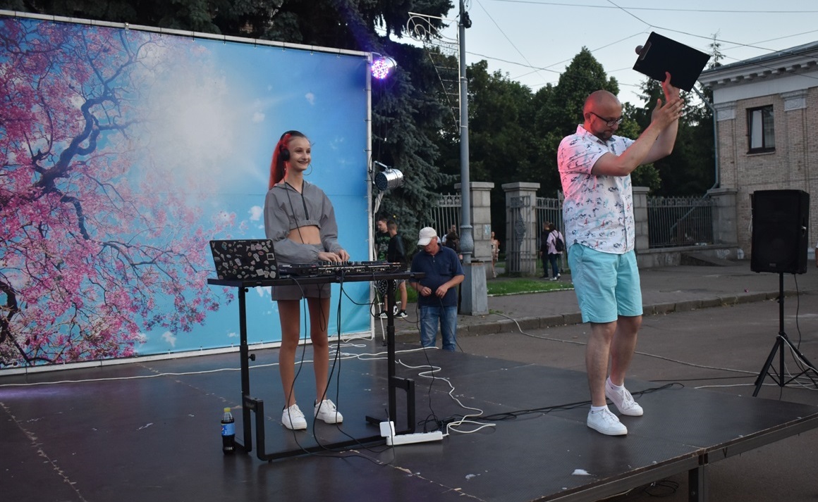 Валерія Христюк запалює молодь енергійними треками