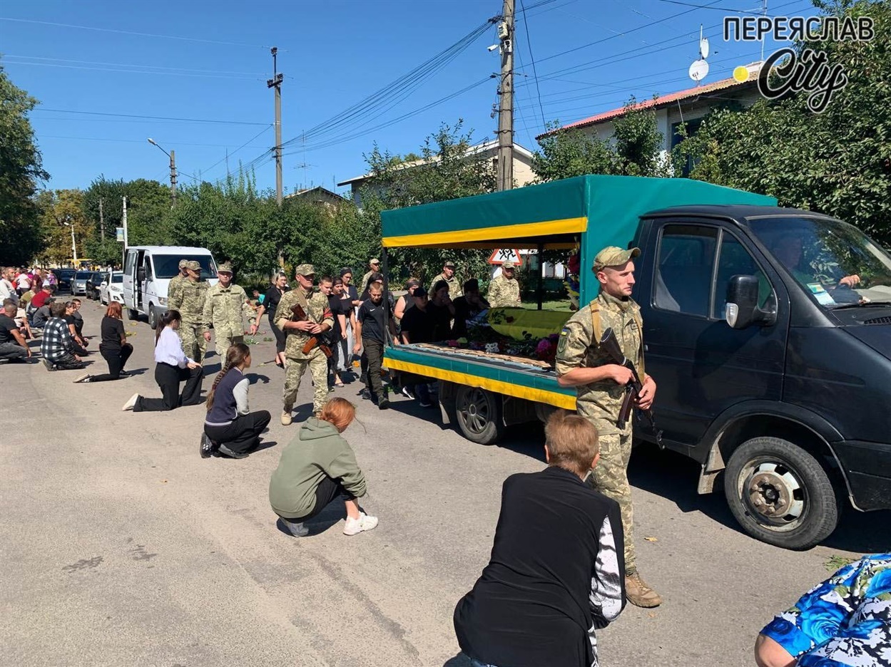 Жителі навколішки проводжають Максима 