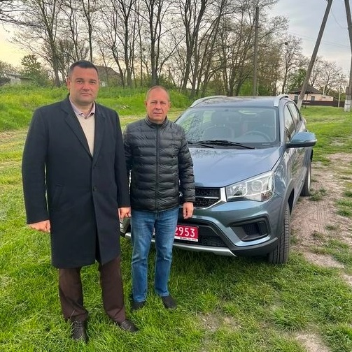 Голова Дівичківської ТГ Олександр Слюсар та фельдшер Стовп'язького ФАП Едуард Задорожній 
