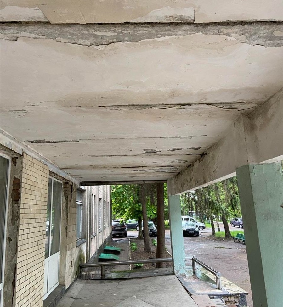 Ганок поліклініки Переяславської БЛІЛ до початку ремонту. Червень 2025 р. 