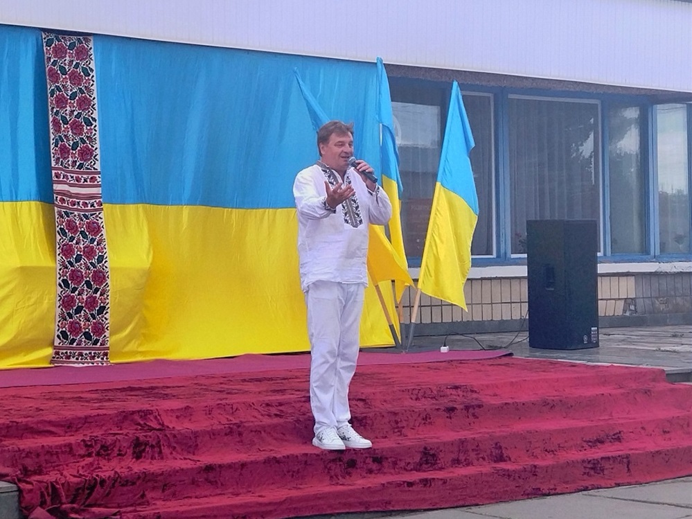 На сцені Олександр Зайченко