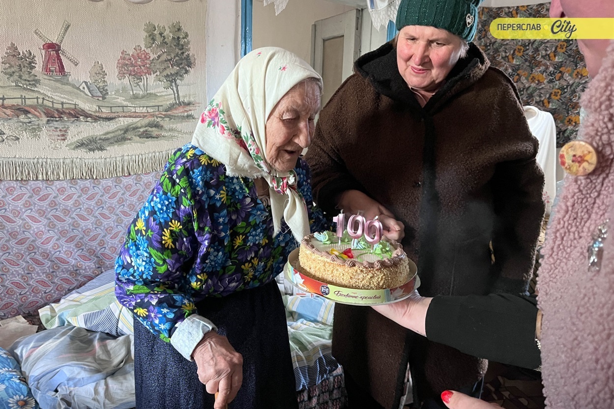 "Багато працювала і не їла ковбаси": на Переяславщині Євдокія Чорненька зустріла своє 100-річчя