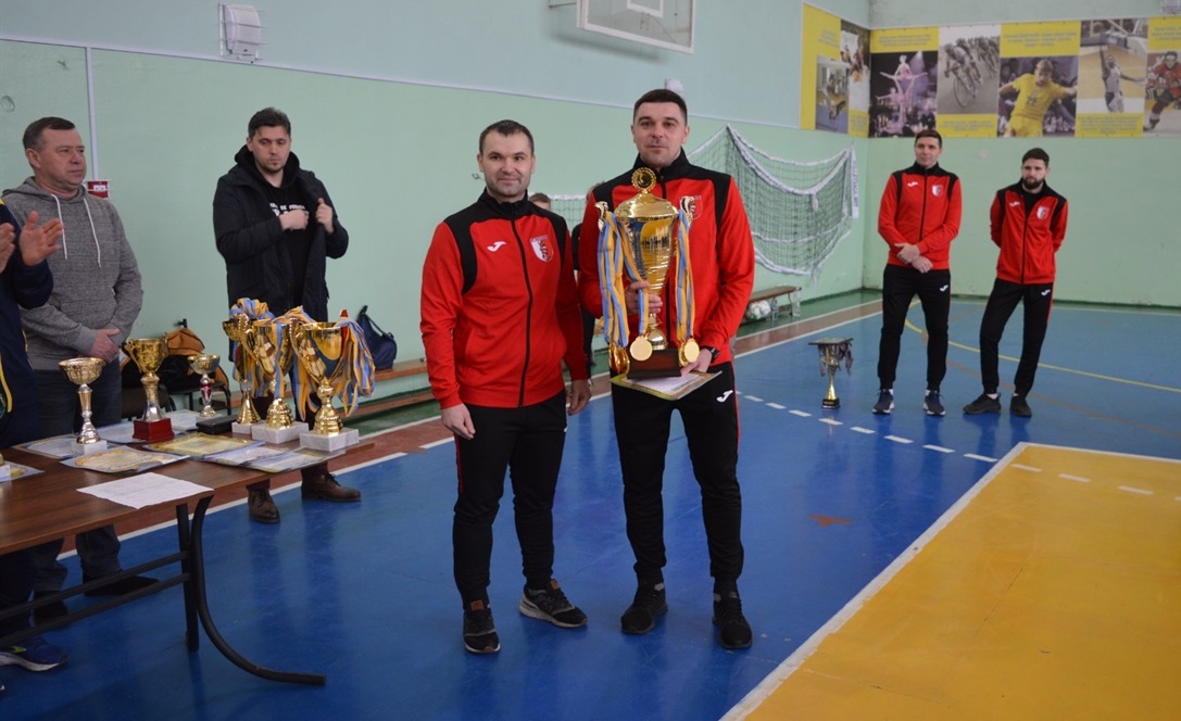Кубок та медалі за 1 місце у вищій лізі в руках капітана ФК «Матадор»
