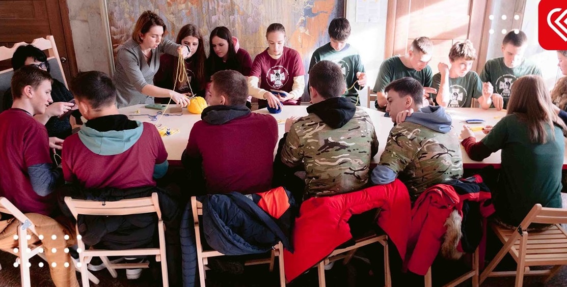 Юні джури на заході спілкувалися, дивилися фільм і наприкінці зробили обереги воїнам 