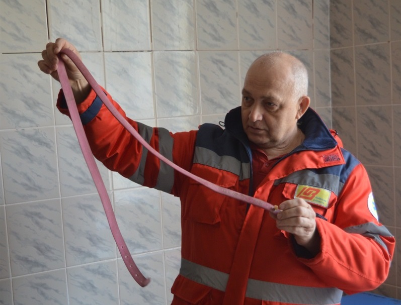 Джгут – засіб для нетривалого стискання кінцівки, його не можна накладати на голе тіло. З його допомогою зупиняють кровотечу при відкритих переломах вище місця травми  