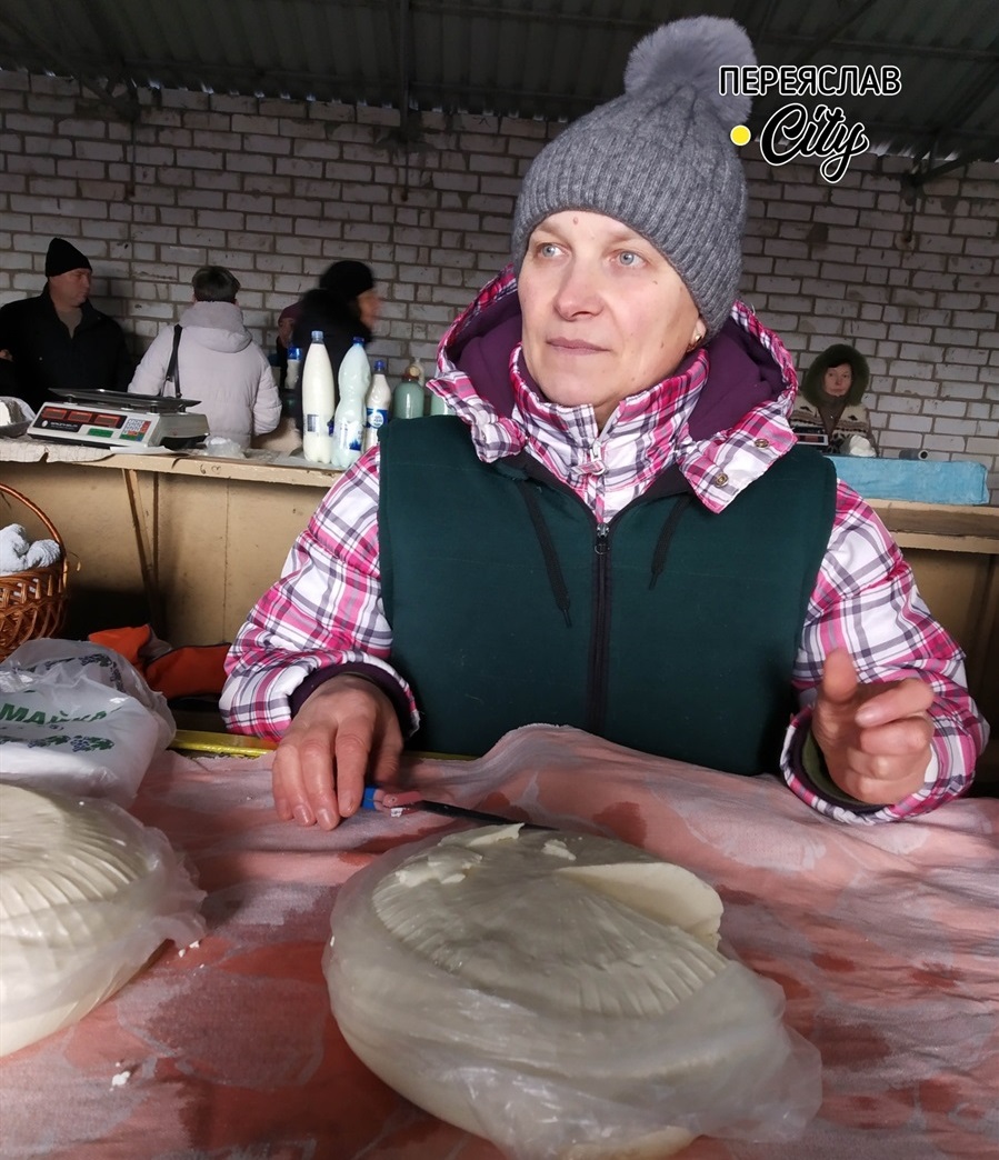 Пані Світлана продає бринзу