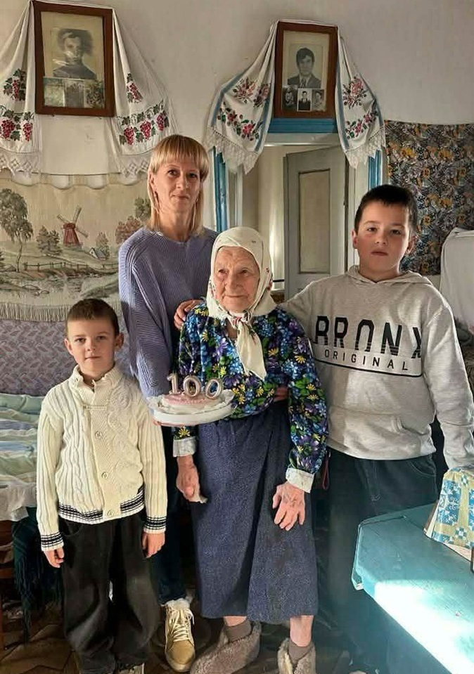 Євдокія Микитівна з онукою Наталією та правнуками Максимом і Макаром