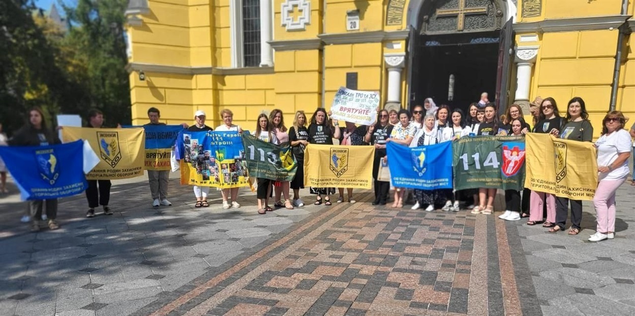 "Жінки ТРО" на одній з акцій у підтримку рідних, які зникли безвісти чи потрапили в полон