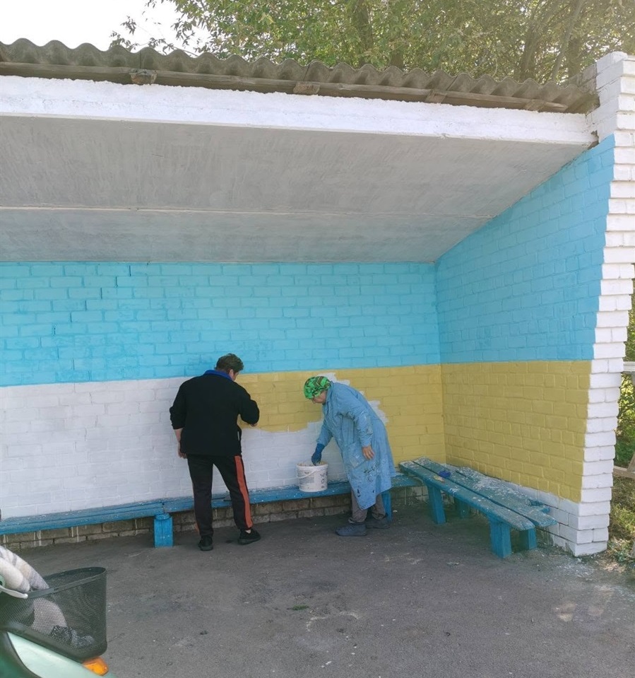 У Строкові місцеві жителі перетворили стару автобусну зупинку на яскравий артоб’єкт