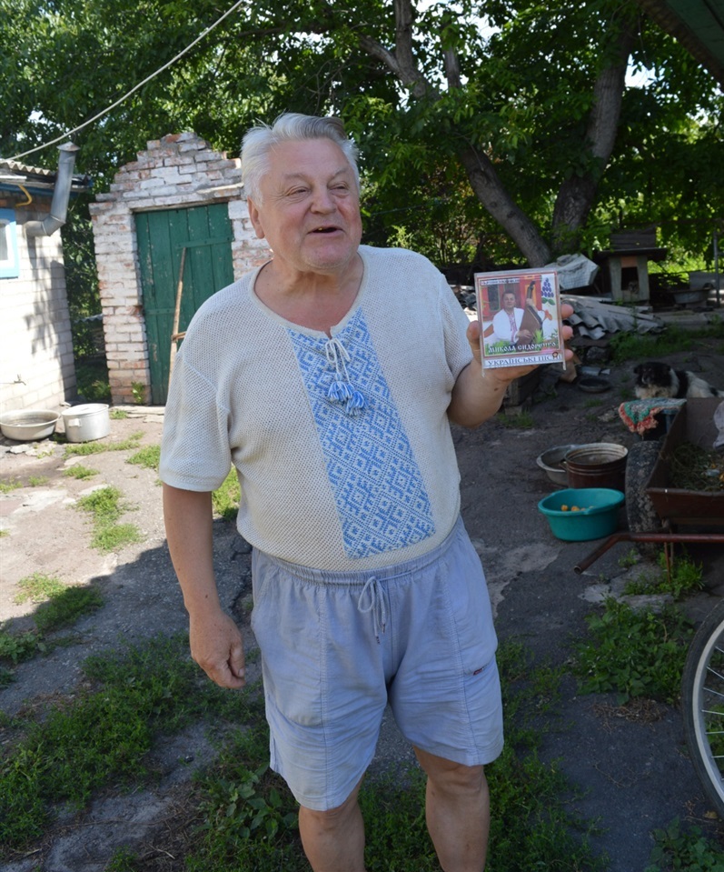 «Я ось Люді показував, і Вам покажу! Це - диск з моїми композиціями»