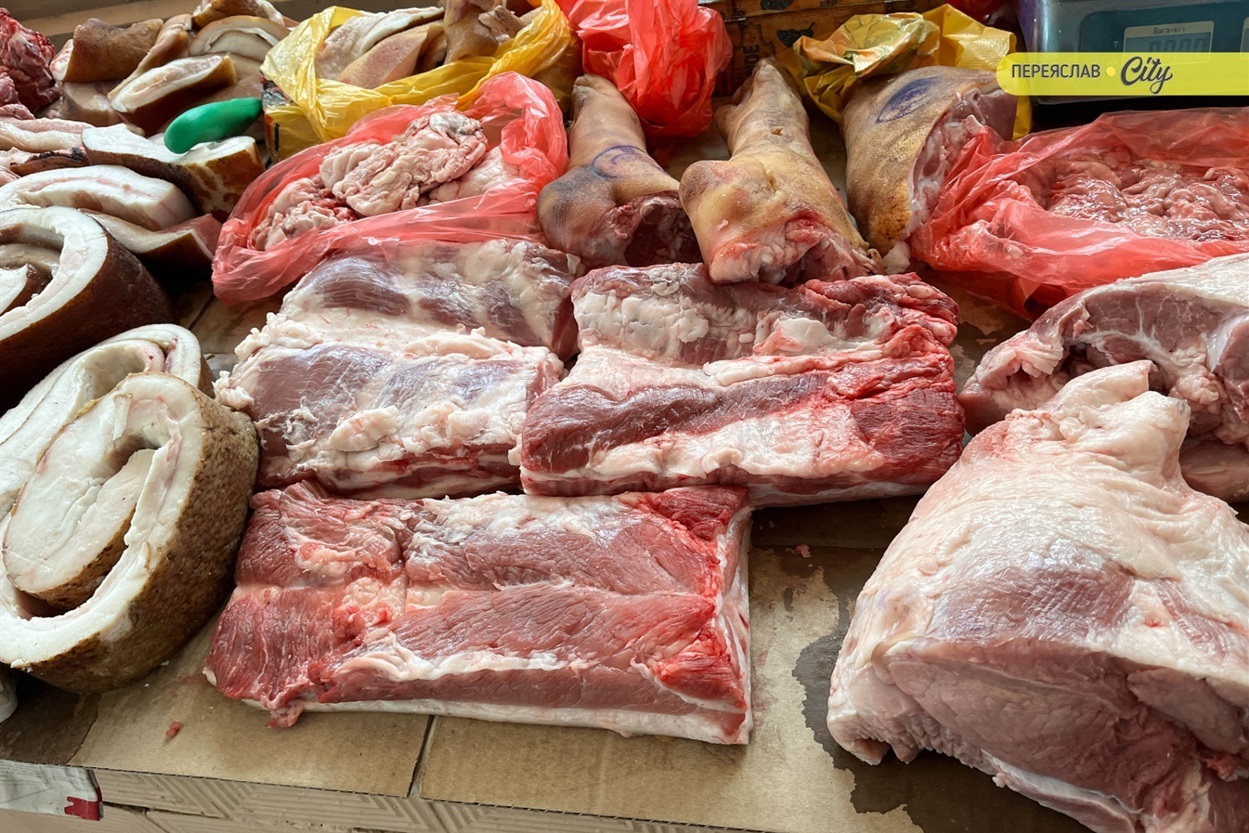 На базарі у Переяславі подорожчала курятина на 20 гривень, а свинячу підчеревину продавали по 380