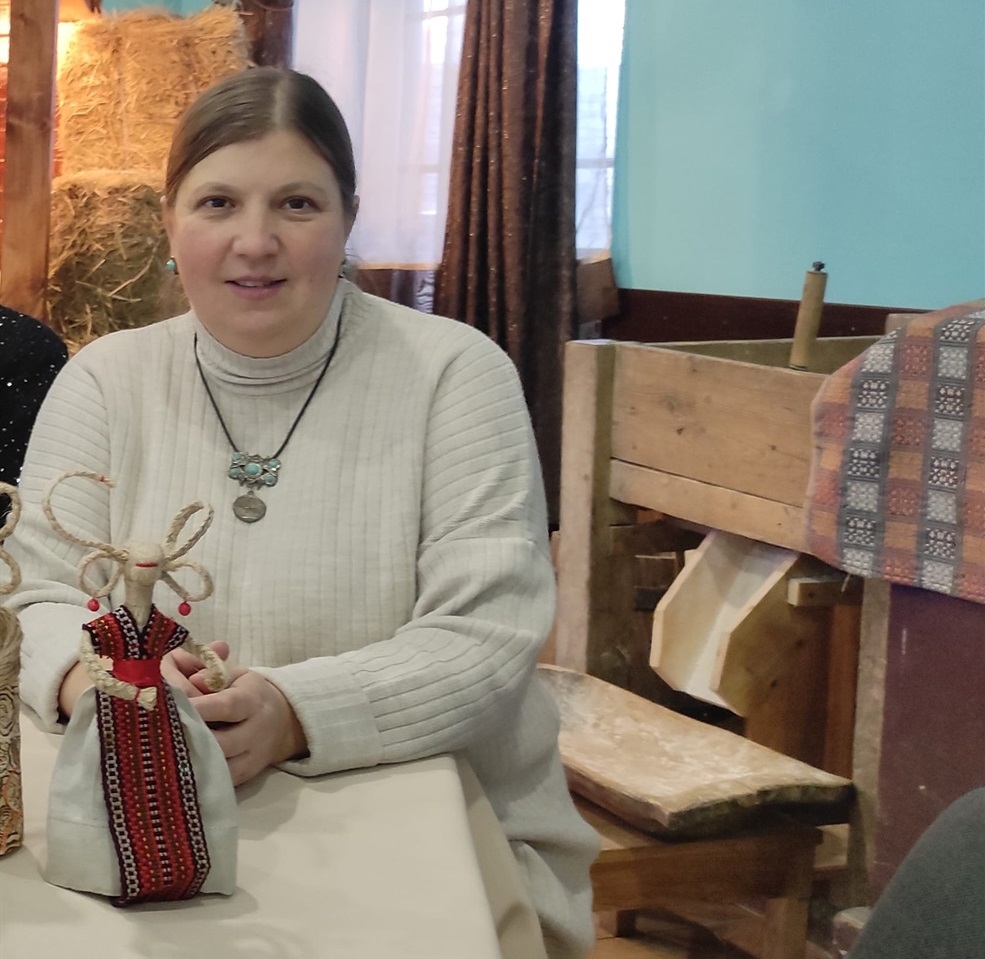 Наталія Ревега з лялькою вертепної кози 