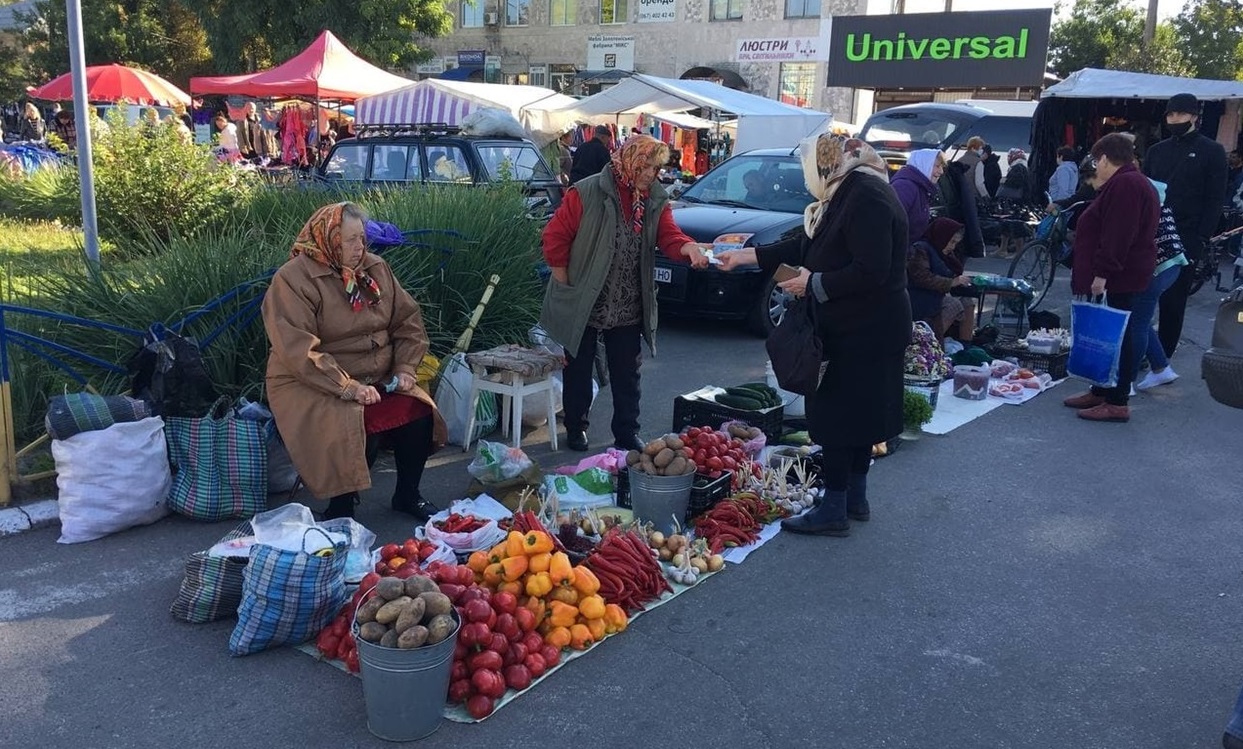 Люди охоче купують солодкий перець та томати