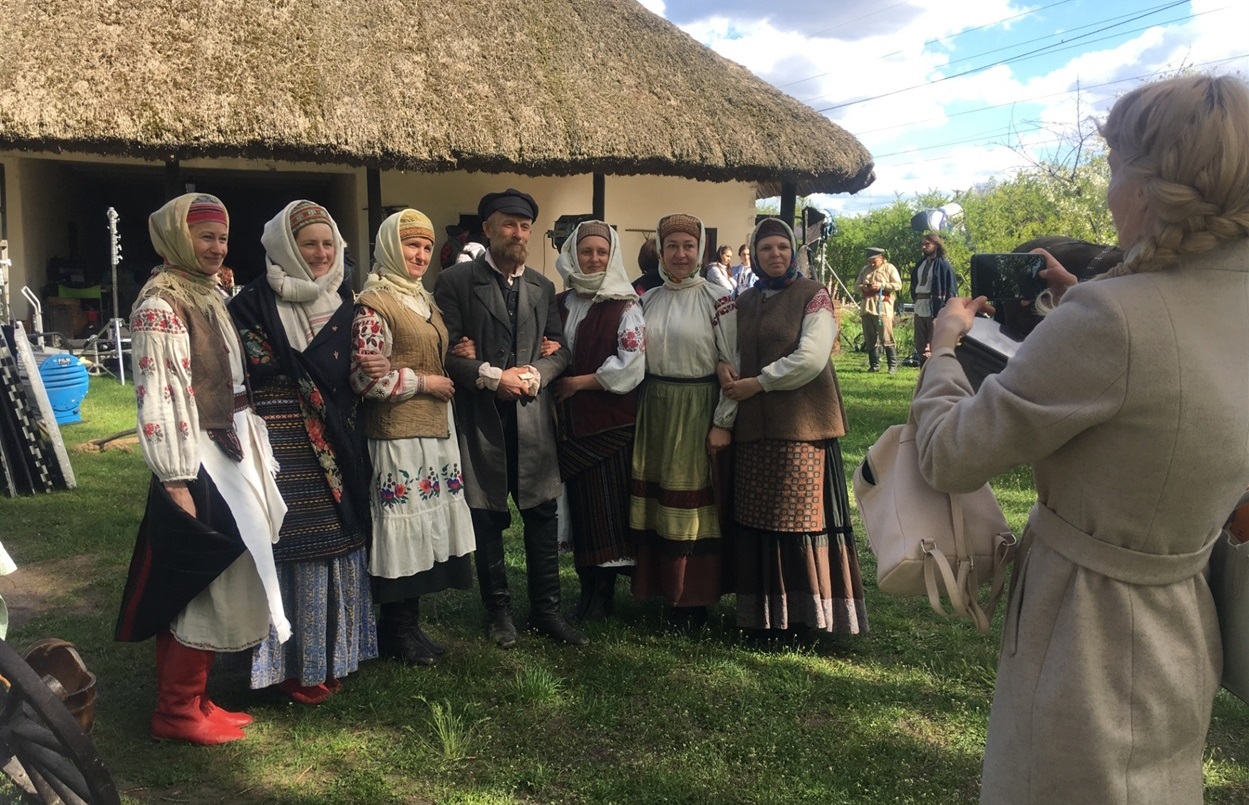 Актори масових сцен фотографуються з Ігорем Гнєзділовим