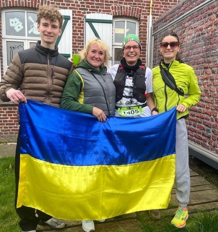 Любов Онопрієнко з волонтерами у Франції