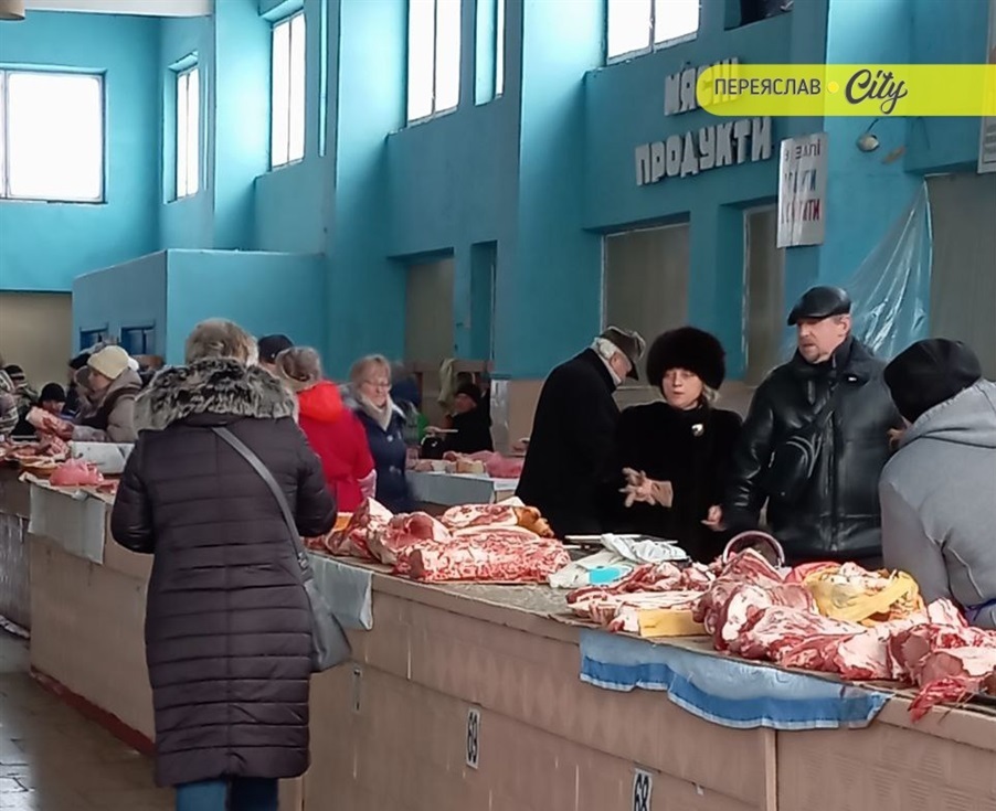 На базарі в Переяславі домашні запечені рулетики з підчеревини продавали по 480 гривень