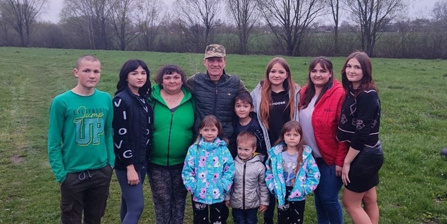 Родина Тимченків – (зліва направо) у першому ряду Ярослав, Яна, Ольга Іванівна, Сергій Васильович, Сергій, Мирослава, Олена, Вікторія та в другому ряду онуки Софія, Олександр і Поліна