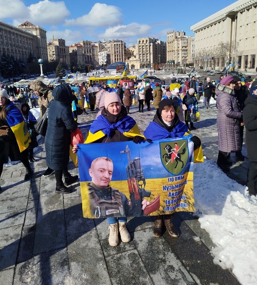 на фото: мама Світлана Івананівна та сестра Інна на мирному мітингу на підтримку безвісти зниклих і полонених захисників у Києві.