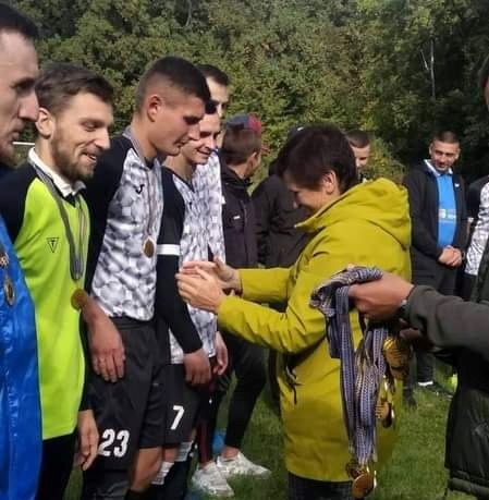 Нагороджує чемпіонів голова Студениківської громади Марія Лях 