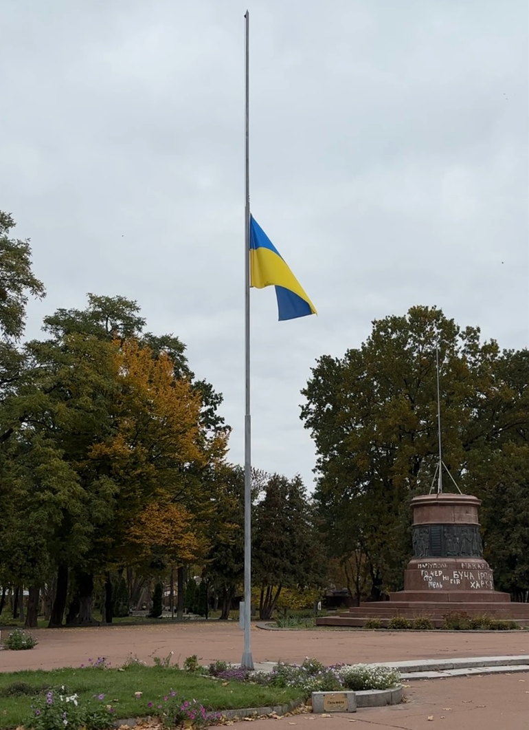 На центральній площі Переяслава 15.10. 2025 р. уперше приспустили прапори на пошану Герою Дмитру Козакову 