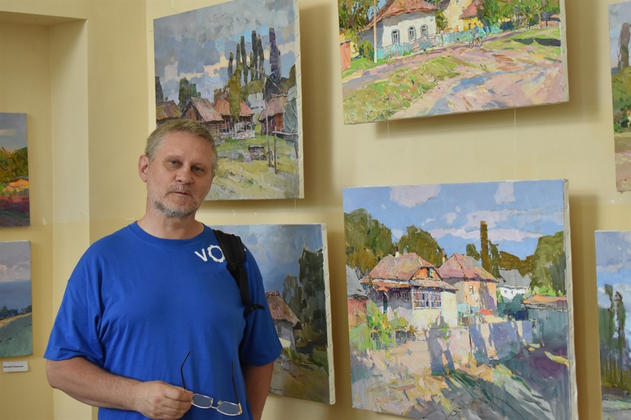 Валерій Шматько на тлі своїх пейзажів